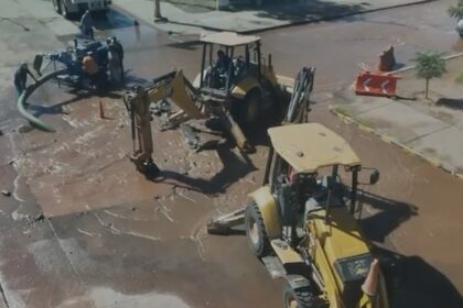 Cajeme. Trabaja OOMAPASC en reparar megafuga al sur de la ciudad