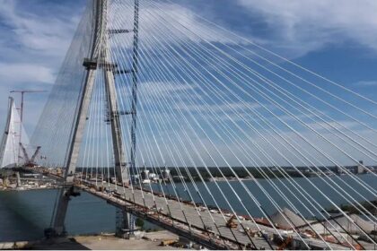 Trump amenaza con detener apertura de puente Canadá-EE. UU.