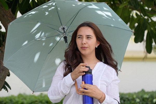 mujer calor sombrilla