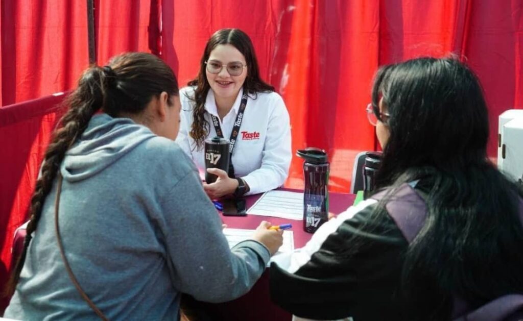 participa en la Feria Nacional del Empleo para las Mujeres... (1)