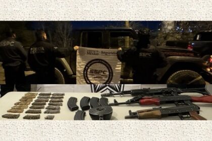 PESP decomisa  armas en auto  abandonado en Nogales