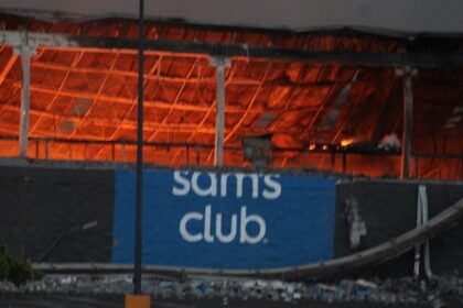 Dantesco incendio consume en su totalidad tienda Sam’s Club en Hermosillo