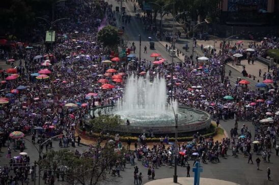 con-saldo-blanco-y-asistencia-de-mas-de-120-mil-mujeres-concluye-marcha-por-el-8m-en-cdmx (1)