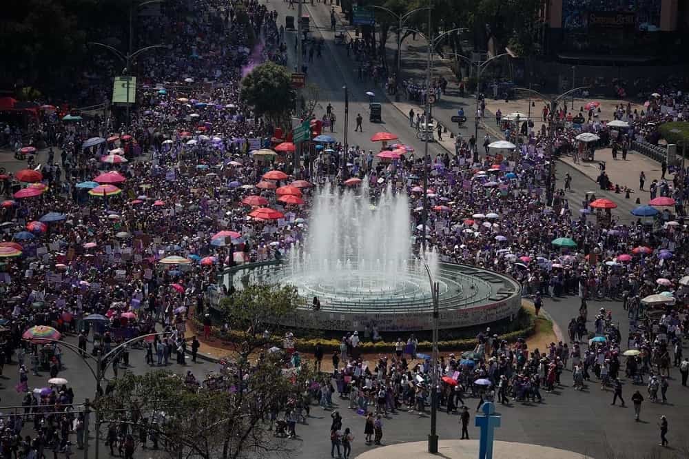con-saldo-blanco-y-asistencia-de-mas-de-120-mil-mujeres-concluye-marcha-por-el-8m-en-cdmx (1)