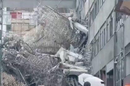 Colapsa edificio en demolición en  CDMX; hay tres trabajadores atrapados