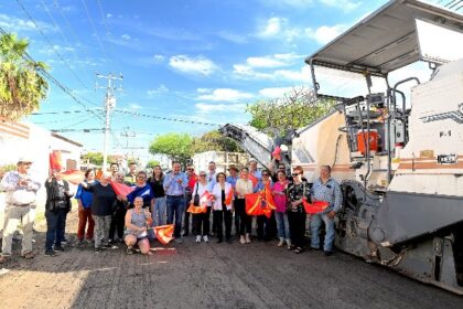 Inicia  Toño Astiazarán junto a vecinos del sector, trabajos de recarpeteo en tramo de la calle Sahuaripa