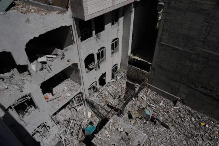 edificio dañado tras ataque aéreo en Teherán (1)
