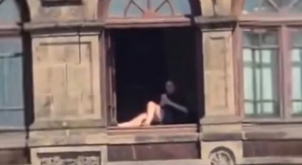 mujer asoleandose en Palacio Nacional (1)