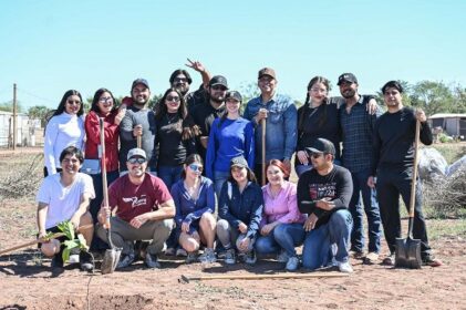 CAJEME. Recuperan espacio público en Pueblo Yaqui con jornada de reforestación juvenil