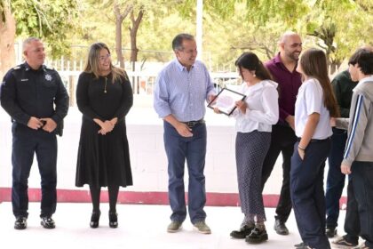 Reconoce Toño Astiazarán a estudiantes de la secundaria 9 que ganaron concurso de calaveras con material reciclado