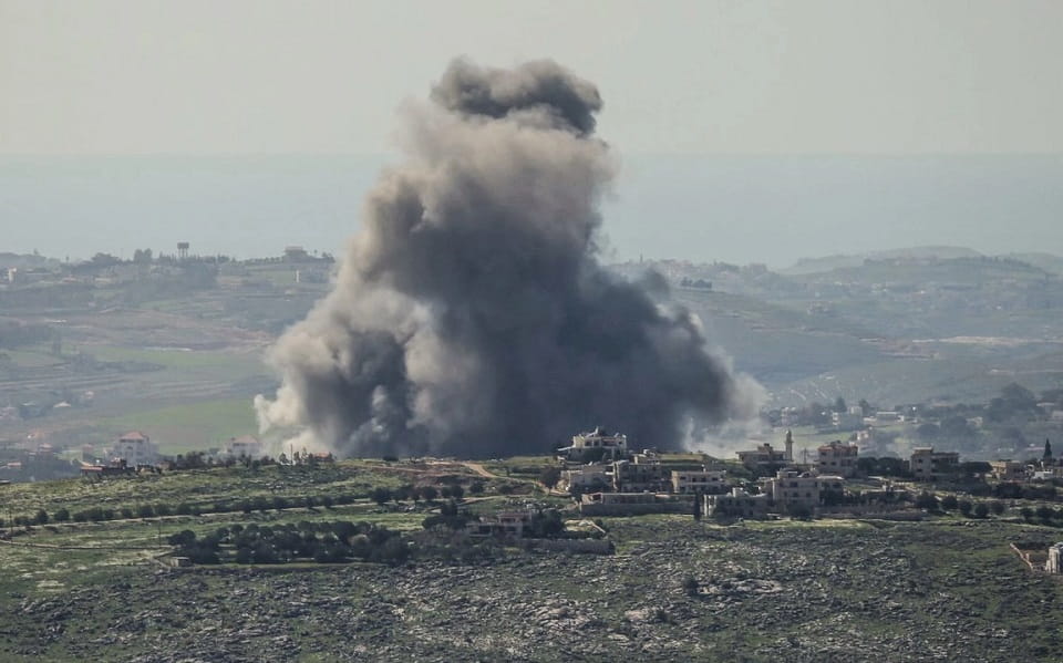 un ataque aéreo israelí contra la aldea de Kfar Tibnit, en el sur del Líbano, el 5 de marzo de 2026
