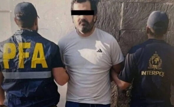 Contralmirante Fernando Farías pedirá asilo político en Argentina