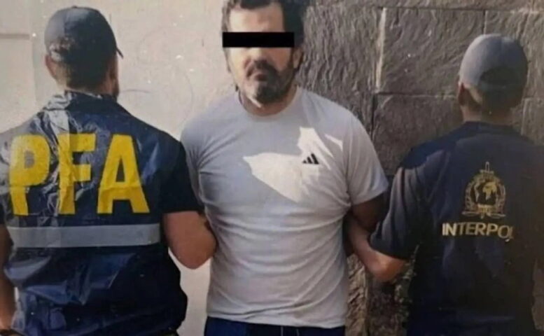 Contralmirante Fernando Farías pedirá asilo político en Argentina