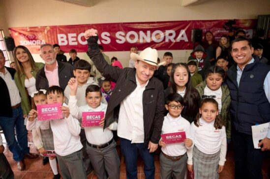 Durazo beneficia a familias sonorenses con más becas.. (1)