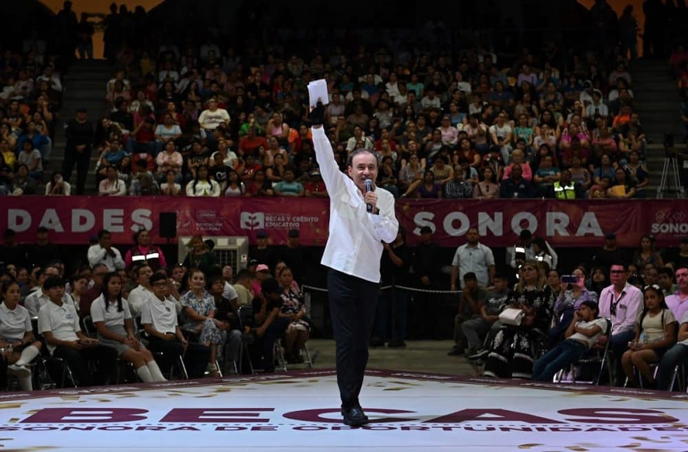 Gobernador Durazo impulsa becas universales para aliviar gasto familiar (1)