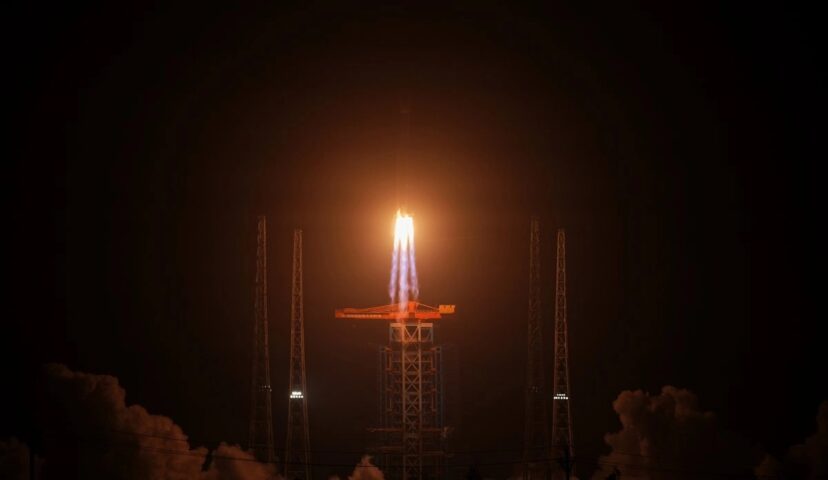 Gran Marcha-8 transportando 18 satélites de internet