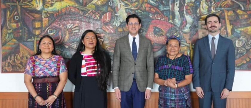 Rigoberta Menchu recibe nombramiento de SRE (1)