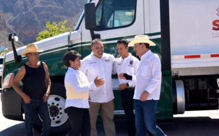 Gobierno de Sonora atiende necesidad prioritaria de agua en San Pedro de la Cueva con donación de pipa