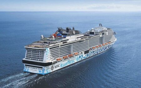 Dos cruceros sin pasajeros cruzan Ormuz tras quedarse varados por conflicto en medio oriente