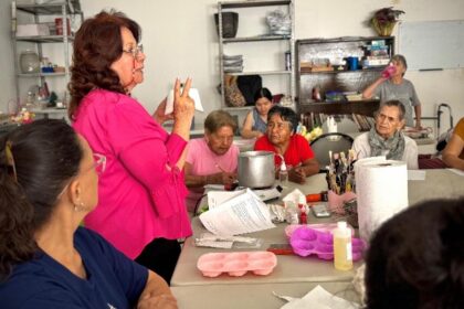 ISAAM brinda clases de elaboración de velas de manera gratuita a personas adultas mayores