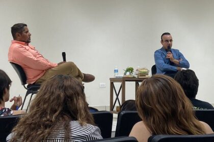 Ofrece plática el periodista Luis Alberto Medina a futuros comunicólogos en la Unison