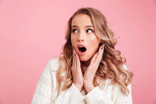 mujer sorprendida