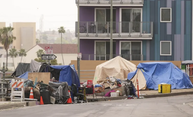 personas sin hogar en EUA sin apoyo del gobierno