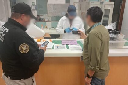 Salud Sonora entrega a laboratorio especializado en CDMX insumos para investigación de la FGJES