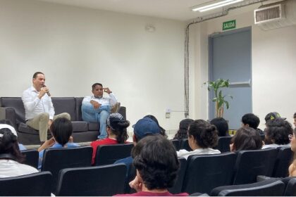 El Periodista Juan Carlos Zúñiga imparte charla a estudiantes de CC de la Unison