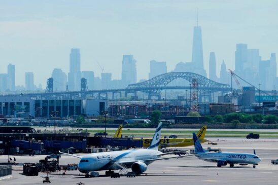Avión de United Airlines choca contra camión y poste al aterrizar