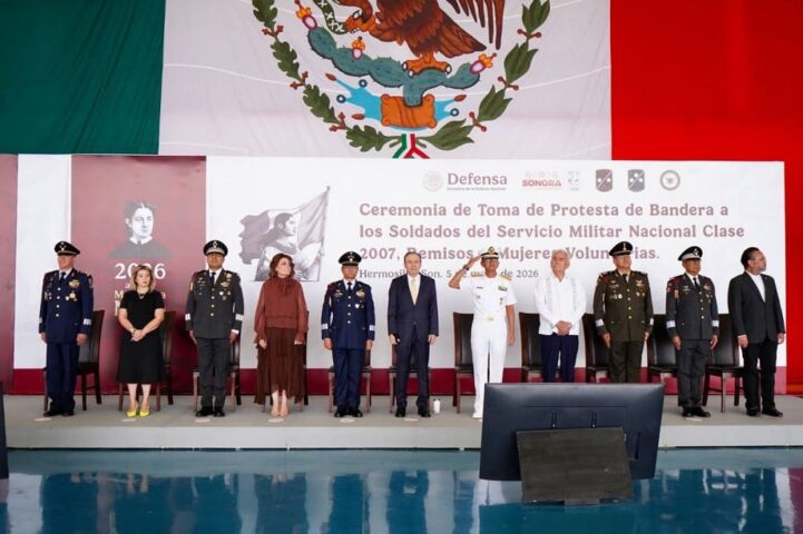Durazo encabeza toma de protesta de Bandera del Servicio Militar Nacional. (1)