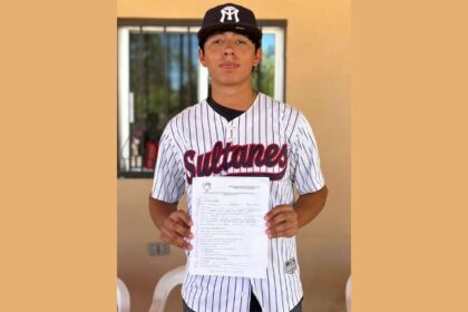 Firma alumno de Cobach Sonora con Sultanes de Monterrey