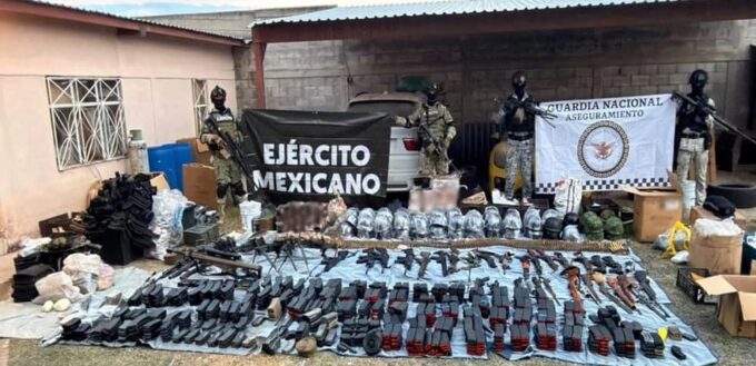 Fuerzas federales aseguraron un fusil Barrett, ocho ametralladoras, lanzagranadas y decenas de miles de municiones