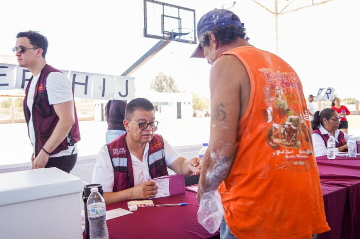 Gobierno de Sonora entrega apoyos a familias de Bahía de Kino.. (1)