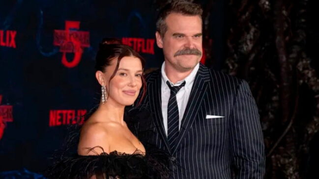 Milie Bobby Brown y David Harbour (1)