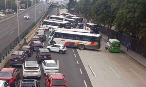 Transportistas de pasajeros bloquean Periférico norte; denuncian extorsión a choferes