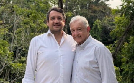 Andrés López Beltrán difunde foto con AMLO de cara a candidatura por diputación federal en Tabasco