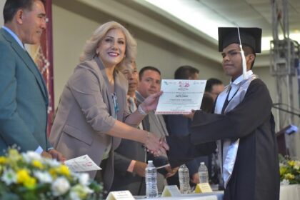 CAJEME. Entrega reconocimientos presidenta municipal a estudiantes egresados del cecytes plantel Esperanza