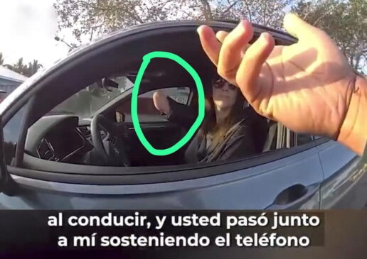 conductora multada por sostener el telefono con una mano que no tiene (1)