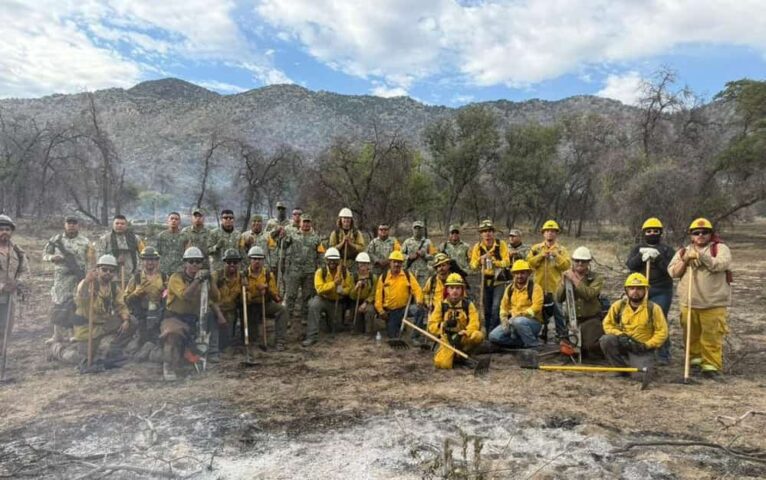 esfuerzos binacionales para combatir incendio forestal Benton en la frontera Sonora-Arizona. (1)