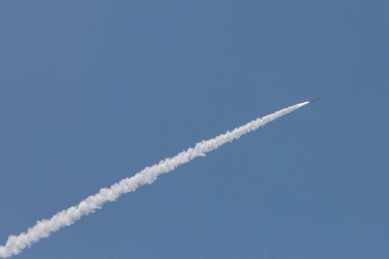 misil israelí surcando el cielo. Foto Afp (1)