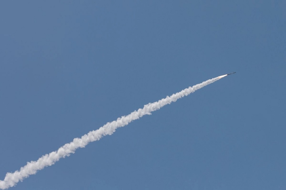 misil israelí surcando el cielo. Foto Afp (1)