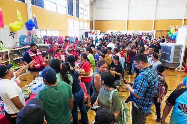 Bazar Escolar de DIF beneficia economía de familias (1)