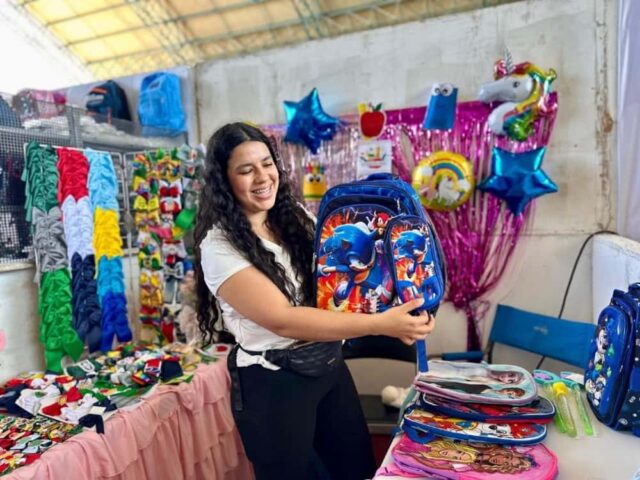 Bazar Escolar de DIF beneficia economía de familias. (1)