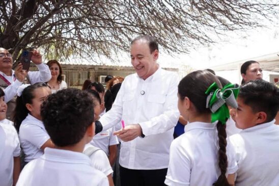 Bazar Escolar de DIF beneficia economía de familias.. (2)