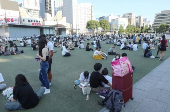 Centenares de evacuados esperan en un punto de encuentro en la ciudad de Kumamoto