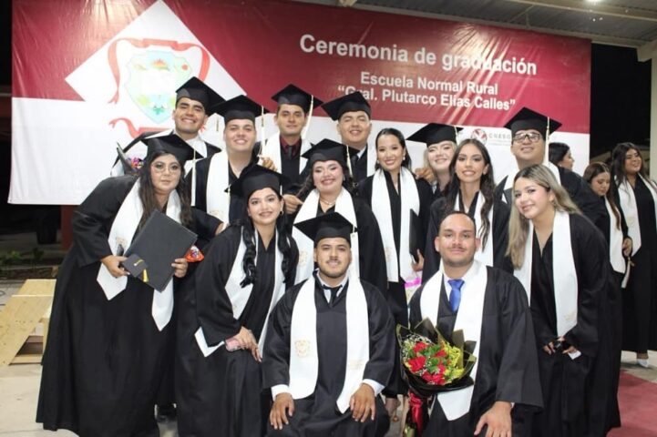 Más de 800 estudiantes egresan de Escuelas Normales y UPN de Sonora... (1)