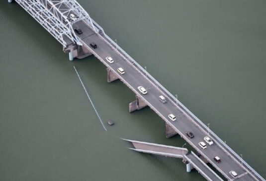 Un puente desplomado en la prefectura de Kumamoto. Reuters (1)