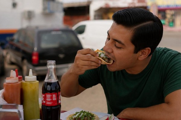comiendo tacos