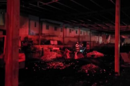 Fuerte incendio en mercado de abastos provoca movilización de cuerpos de seguridad; evacuaron viviendas cercanas